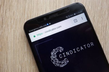 Konskie, Polonya - 08 Temmuz 2018: Huawei Y6 2018 smartphone üzerinde görüntülenen Cindicator (Cnd) cryptocurrency Web sitesi