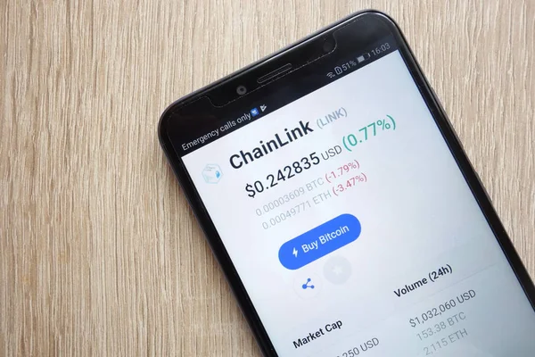 Konskie, Polonya - 08 Temmuz 2018: Chainlink (bağlantı) cryptocurrency fiyat Huawei Y6 2018 smartphone üzerinde görüntülenen coinmarketcap.com Web sitesi