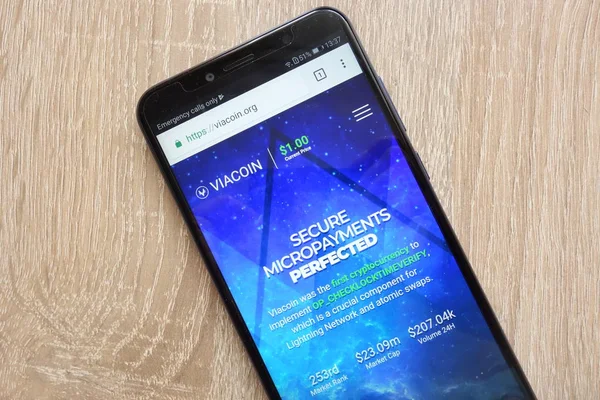 Konskie, Polonya - 14 Temmuz 2018: Viacoin (yoluyla) modern bir akıllı telefon üzerinde görüntülenen cryptocurrency Web sitesi