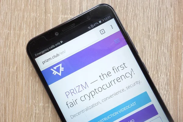 Konskie, Polonya - 14 Temmuz 2018: modern bir akıllı telefon üzerinde görüntülenen Prizm (Pzm) cryptocurrency Web sitesi
