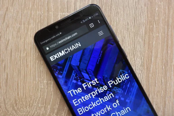 Konskie, Polonya - 14 Temmuz 2018: modern bir akıllı telefon üzerinde görüntülenen Eximchain (hariç) cryptocurrency Web sitesi