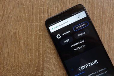 Konskie, Polonya - 14 Temmuz 2018: modern bir akıllı telefon üzerinde görüntülenen Cryptaur (Cpt) cryptocurrency Web sitesi