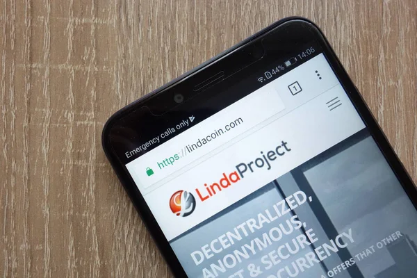 Konskie, Polonya - 14 Temmuz 2018: modern bir akıllı telefon üzerinde görüntülenen Linda cryptocurrency Web sitesi