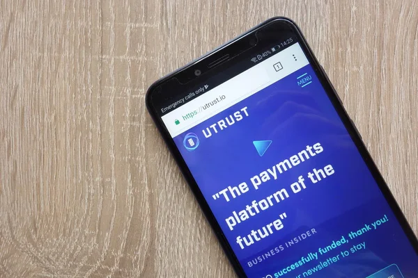 Konskie, Polonya - 14 Temmuz 2018: modern bir akıllı telefon üzerinde görüntülenen Utrust (Utk) cryptocurrency Web sitesi