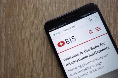 Konskie, Polonya - 14 Temmuz 2018: Banka modern bir akıllı telefon üzerinde görüntülenen Uluslararası yerleşim (BIS) Web sitesi için
