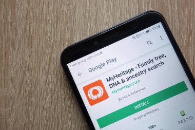 Konskie, Polonya - 14 Temmuz 2018: Myheritage app üzerinde modern bir akıllı telefon görüntülenen Google oyun web sitesinde