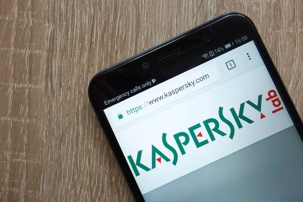 Konskie 2018年7月14日 卡巴斯基网站显示在现代智能手机上 — 图库照片