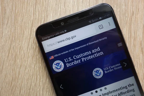 現代のスマート フォンに表示される Konskie ポーランド 2018 米国税関 国境警備局のウェブサイト — ストック写真