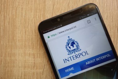 Konskie, Polonya - 14 Temmuz 2018: modern bir akıllı telefon üzerinde görüntülenen Uluslararası Ceza Polis Örgütü (Interpol) resmi web sitesi