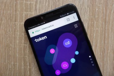 Konskie, Polonya - 14 Temmuz 2018: modern bir akıllı telefon üzerinde görüntülenen Tokencard (Tkn) cryptocurrency Web sitesi
