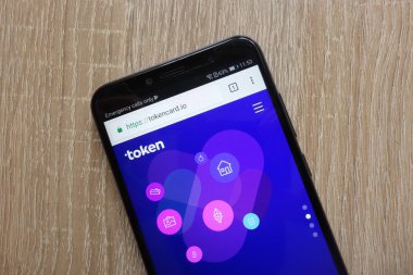 Konskie, Polonya - 14 Temmuz 2018: modern bir akıllı telefon üzerinde görüntülenen Tokencard (Tkn) cryptocurrency Web sitesi