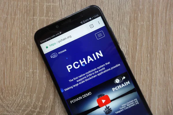 Konskie, Polonya - 14 Temmuz 2018: modern bir akıllı telefon üzerinde görüntülenen Pchain (PAI) cryptocurrency Web sitesi