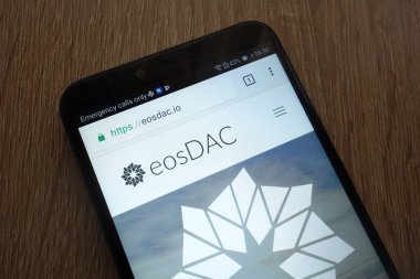 Konskie, Polonya - 17 Temmuz 2018: modern bir akıllı telefon üzerinde görüntülenen eosdac cryptocurrency Web sitesi