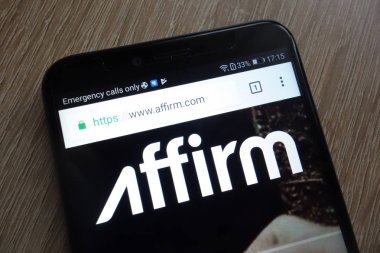 Konskie, Polonya - 17 Temmuz 2018: fintech şirket web sitesi üzerinde modern bir akıllı telefon görüntülenen teyit