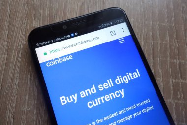 Konskie, Polonya - 17 Temmuz 2018: modern bir akıllı telefon üzerinde görüntülenen Coinbase fintech şirket web sitesi