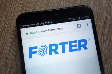 Konskie, Polonya - 17 Temmuz 2018: modern bir akıllı telefon üzerinde görüntülenen Forter fintech şirket web sitesi