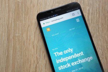 Konskie, Polonya - 17 Temmuz 2018: modern bir akıllı telefon üzerinde görüntülenen Iex grup fintech şirket web sitesi