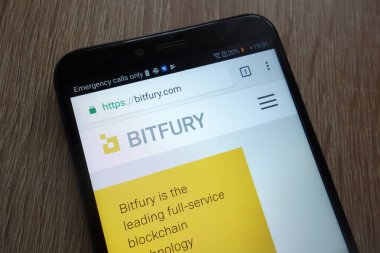 Konskie, Polonya - 17 Temmuz 2018: modern bir akıllı telefon üzerinde görüntülenen Bitfury grup fintech şirket web sitesi