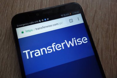 Konskie, Polonya - 17 Temmuz 2018: modern bir akıllı telefon üzerinde görüntülenen Transferwise fintech şirket web sitesi