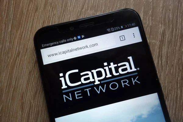 Konskie 폴란드 2018 Icapital 네트워크 Fintech 웹사이트 스마트폰에 — 스톡 사진