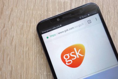 Konskie, Polonya - 21 Temmuz 2018: modern bir akıllı telefon üzerinde görüntülenen Glaxosmithkline şirketi web sitesi