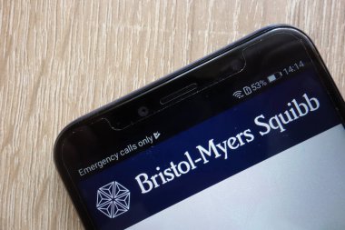 Konskie, Polonya - 21 Temmuz 2018: modern bir akıllı telefon üzerinde görüntülenen Bristol-Myers Squibb şirket web sitesi