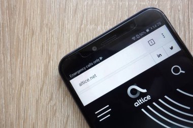 Konskie, Polonya - 21 Temmuz 2018: modern bir akıllı telefon üzerinde görüntülenen Altice şirket web sitesi