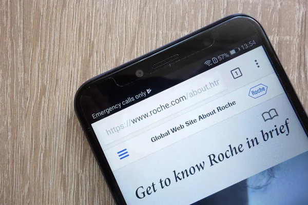 Konskie, polen - 21. Juli 2018: roche company website wird auf einem modernen Smartphone angezeigt — Stockbild Konskie Polen Juli 2018 Roche Company Website Wird Auf Einem — Stockfoto
