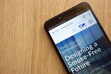 Konskie, Polonya - 21 Temmuz 2018: modern bir akıllı telefon üzerinde görüntülenen Philip Morris International web sitesi