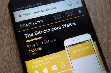 Konskie, Polonya - 25 Temmuz 2018: modern bir akıllı telefon üzerinde görüntülenen Bitcoin.com Web sitesi