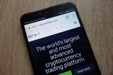 Konskie, Polonya - 25 Temmuz 2018: modern bir akıllı telefon üzerinde görüntülenen Bitfinex (Bfx) Web sitesi