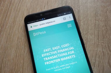Konskie, Polonya - 25 Temmuz 2018: modern bir akıllı telefon üzerinde görüntülenen Bitpesa Web sitesi