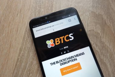 Konskie, Polonya - 25 Temmuz 2018: modern bir akıllı telefon üzerinde görüntülenen Btcs Web sitesi