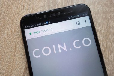 Konskie, Polonya - 25 Temmuz 2018: modern bir akıllı telefon üzerinde görüntülenen Coin.co Web sitesi