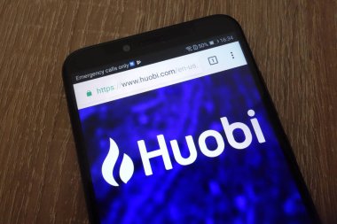 Konskie, Polonya - 26 Temmuz 2018: modern bir akıllı telefon üzerinde görüntülenen Huobi Web sitesi