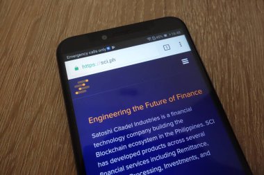 Konskie, Polonya - 26 Temmuz 2018: modern bir akıllı telefon üzerinde görüntülenen Satoshi Kalesi sanayi Web sitesi