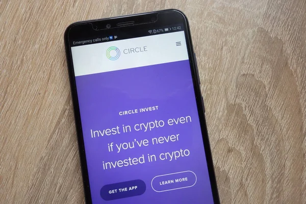 Konskie, poland - 25. Juli 2018: Kreis-Website auf modernem Smartphone — Stockbild Konskie Poland Juli 2018 Kreis Website Auf Modernem Smartphone — Stockfoto