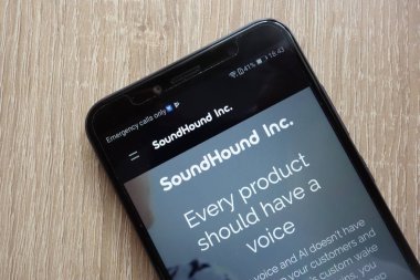 Konskie, Polonya - 26 Temmuz 2018: modern bir akıllı telefon üzerinde görüntülenen Soundhound Web sitesi