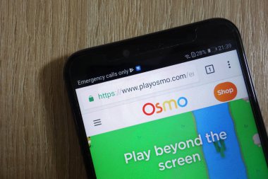 Konskie, Polonya - 26 Temmuz 2018: modern bir akıllı telefon üzerinde görüntülenen Osmo Web sitesi