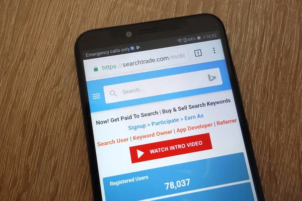 Konskie Polónia Julho 2018 Site Searchtrade Exibido Smartphone Moderno — Fotografia de Stock