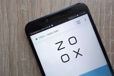 Konskie, Polonya - 26 Temmuz 2018: modern bir akıllı telefon üzerinde görüntülenen Zoox Web sitesi