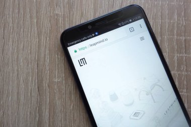 Konskie, Polonya - 26 Temmuz 2018: modern bir akıllı telefon üzerinde görüntülenen Leapmind Web sitesi