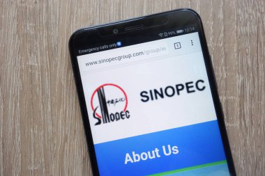 Konskie, Polonya - 04 Ağustos 2018: modern bir akıllı telefon üzerinde görüntülenen Sinopec grubu Web sitesi