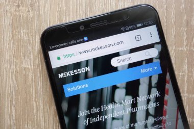 Konskie, Polonya - 04 Ağustos 2018: modern bir akıllı telefon üzerinde görüntülenen Mckesson Web sitesi