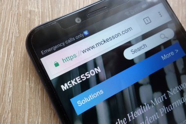 Konskie, Polonya - 04 Ağustos 2018: modern bir akıllı telefon üzerinde görüntülenen Mckesson Web sitesi