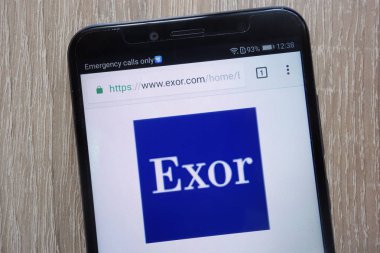 Konskie, Polonya - 04 Ağustos 2018: modern bir akıllı telefon üzerinde görüntülenen Exor grubu Web sitesi