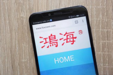 Konskie, Polonya - 04 Ağustos 2018: modern bir akıllı telefon üzerinde görüntülenen Foxconn Web sitesi