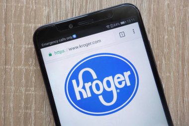 Konskie, Polonya - 04 Ağustos 2018: modern bir akıllı telefon üzerinde görüntülenen Kroger Web sitesi