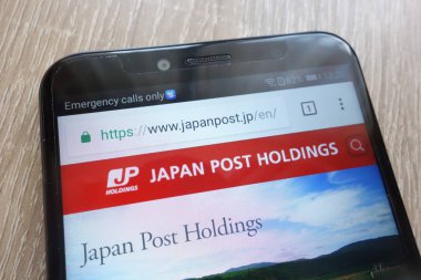 Konskie, Polonya - 04 Ağustos 2018: modern bir akıllı telefon üzerinde görüntülenen Japonya Post Holdings Web sitesi