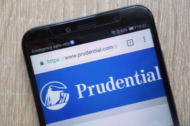 Konskie, Polonya - 04 Ağustos 2018: modern bir akıllı telefon üzerinde görüntülenen Prudential Web sitesi
